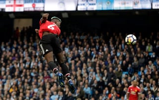 Paul Pogba marcó dos goles en la victoria del Manchester United 3-2 sobre el City. (AP)