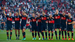 Los jugadores del Bayern celebran al terminal el juego. (AP)