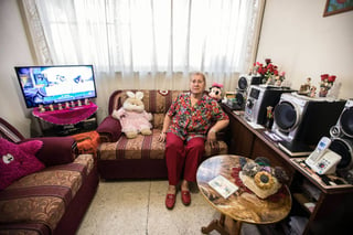 La vida. Áurea Delgado Flores vive sola desde hace 27 años en su departamento de Tlatelolco. Tiene 22 bisnietos, pero disfruta de su independencia.