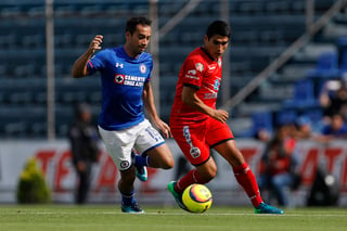 Adrián Aldrete (i), del Cruz Azul, y Irven Ávila, del Lobos BUAP, durante el juego de la jornada 14 del Torneo Clausura 2018 de la Liga MX en el Estadio Azul. (Jam Media)