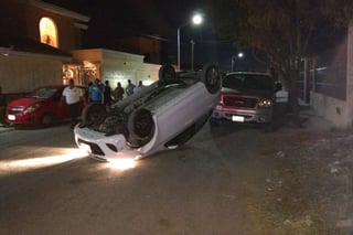 Accidente. El vehículo quedó con las llantas en el aire, momentos antes impactó a un Spark estacionado.