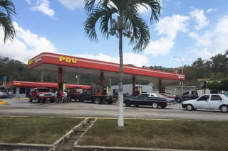 En problemas. Además de la falta de combustible para el abasto en Venezuela, Pdvsa sufrió un desfalco millonario. (ARCHIVO)