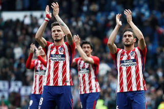 Los jugadores del Atlético de Madrid, Jorge Resurrección 'Koke' (i) y Saúl Ñiguez (d), agradecen a sus aficionados después del juego. (EFE)