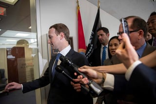 El director general de Facebook, Mark Zuckerberg, se reunirá el lunes en privado con legisladores estadounidenses previo a la primera vez que testificará en el Capitolio. (AP)