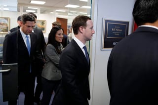 El fundador de Facebook, Mark Zuckerberg, pedirá disculpas mañana martes ante el Congreso de EE.UU. en una comparecencia sobre su gestión, la polémica filtración de datos de millones de miembros de esa red social a una consultora política y la divulgación de noticias falsas. (AP)