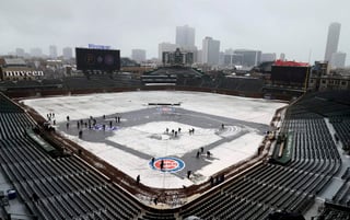 Cuadrillas de trabajadores retiran hoy la nieve en el Wrigley Field de Chicago. (AP)