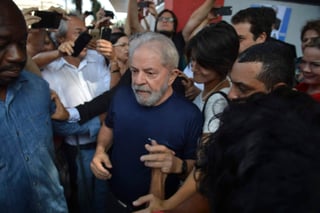 Después de una reunión de ocho horas, el Partido de los Trabajadores indicó que Lula sigue siendo su abanderado y registrará su candidatura el 15 de agosto, último día para las inscripciones. (ARCHIVO)