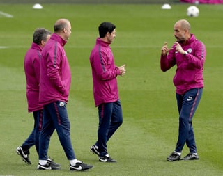 El técnico del Manchester City, Pep Guardiola, lidera el entrenamiento en la City Football Academy. (EFE)