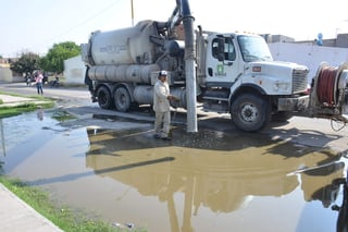 Hoy acudió un camión a desazolvar parte de las aguas negras, pero los mismos trabajadores del Simas les pidieron que fueran a las oficinas. (FERNANDO COMPEÁN)