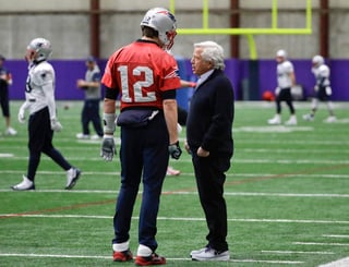 Tom Brady (i) habla con el dueño de los Patriotas, Robert Kraft, días antes del Super Bowl 52. (Archivo)