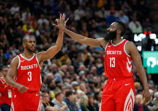 James Harden (d) y Chris Paul (i) tienen a los Rockets de Houston con el mejor récord en la NBA. (Archivo)