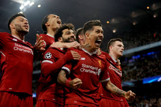 Los jugadores del Liverpool festejan con Firmino. (AP)