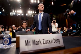 El presidente ejecutivo de Facebook, Mark Zuckerberg, asumió ayer la responsabilidad por la filtración masiva de datos a la empresa Cambridge Analytica. (AP)
