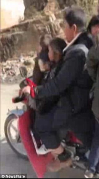 El video causó indignación en redes sociales debido a la situación peligrosa a la que estaban expuestos los menores de edad, en especial porque ninguno de los pasajeros llevaba puesto un casco de seguridad.