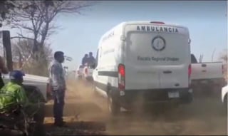 Elementos de la Policía Michoacán se trasladaron al lugar y corroboraron que además del coche siniestrado, en su interior se encontraban restos humanos incinerados. (ESPECIAL) 