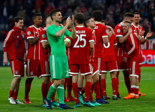Los jugadores del Bayern Munich celebran tras el empate a cero goles con el Sevilla. Bayern avanza tras igualar con Sevilla