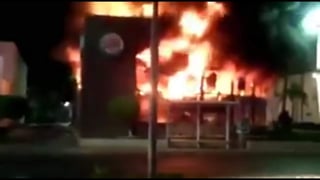 Incendio consume restaurante de comida rápida en Mazatlán. (TWITTER)