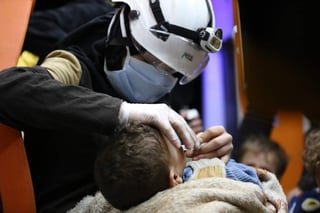 Un niño recibe cuidados preventivos tras llegar a Alepo en autobús procedentes de Duma, en Siria. (EFE)