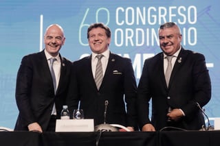 El presidente de la FIFA Gianni Infantino (izquierda), Alejandro Domínguez (centro), presidente de la Conmebol, y Claudio Tapia. (AP)