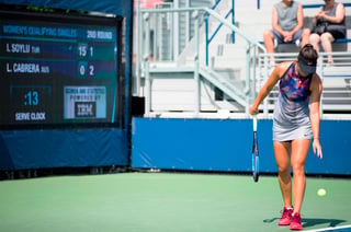 La jugadora turca Ipek Soyluas se prepara para un saque mientras sigue la cuenta regresiva de un reloj en un partido de la fase previa del Abierto de Estados Unidos de tenis en Nueva York, en 2017. El US Open tendrá reloj de 25 segundos. (AP)