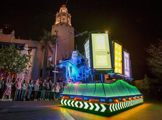 En el desfile nocturno participan celebridades como los personajes de Toy Story, Monsters, La sirenita, Las princesas, Mickey, Pluto, entre muchos más. (EFE)