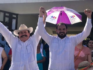 Acompañado por Armando Guadiana el aspirante presentó su documentación ante Comité Directivo Municipal del Instituto Electoral de Coahuila. (El SIGLO DE TORREÓN)