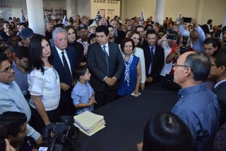Acompañado de sus simpatizantes así como de familia y amigos, Jorge Zermeño se registró esta tarde como candidato a la Presidencia Municipal de Torreón. (EL SIGLO DE TORREÓN)