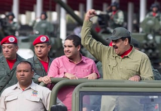 Maduro aumentará milicias a un millón de miembros.
