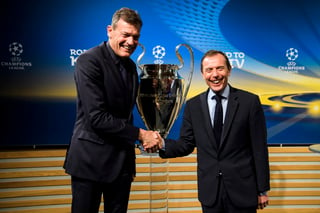 Andreas Jung, directivo del Bayern Munich, estrecha la mano de Emilio Butragueno, del Real Madrid. (AP)