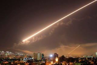 Donald Trump cumplió ayer su amenaza y bombardeó Siria. (AP) 