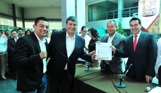 Uribe solicitó licencia para separarse de la diputación local por el Distrito XII, con la intención de reelegirse aunque de resultar ganador, representará al Distrito XI ambos correspondientes a Gómez Palacio. (EL SIGLO DE TORREÓN)