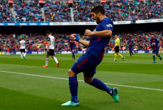 Luis Suárez marcó el primer gol del Barcelona en la victoria 2-1 ante Valencia. (AP)