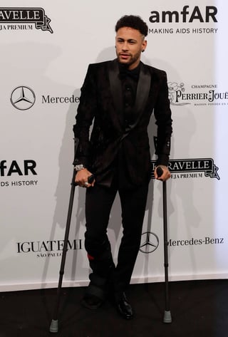 Neymar declaró a un programa de variedades que ya no siente dolor, pero no puede pisar con el pie lastimado sin tener una bota ortopédica. (ARCHIVO)
