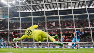 El juvenil guardameta italiano tuvo una intervención crucial para evitar el gol del Napoli en el último minuto.