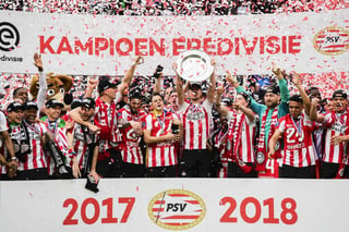 Lozano se convirtió en el cuarto mexicano campeón de la Eredivisie al vencer 3-0 al Ajax de Amsterdam. (EFE) 
