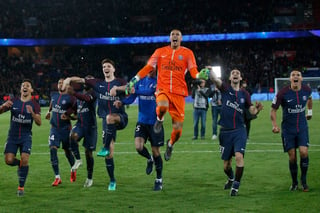 Los jugadores del PSG celebran tras la paliza 7-1 al Monaco, con lo que conquistaron el título de la Ligue 1. (AP)