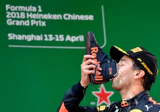 Daniel Ricciardo celebra muy a su estilo el triunfo obtenido en el Gran Premio de China. (EFE)