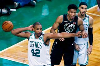 Al Horford metió 24 puntos y bajó 12 rebotes por los Celtics. (AP)