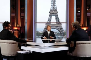Razones. Macron dio ayer una entrevista en el canal 'BFMTV' y explicó el por qué del ataque. (EFE)