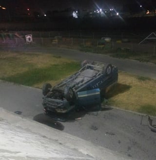 Accidente. La camioneta quedó con las llantas en el aire sobre las áreas verdes del Metroparque del río Nazas, en Torreón. (EL SIGLO DE TORREÓN) 