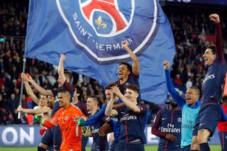 Figuras del París Saint Germain en plena celebración del título. (EFE)