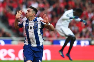 El mexicano Héctor Herrera anotó en el minuto 90 para darle al Porto el triunfo ayer 1-0 sobre el Benfica y arrebatarle la cima de la liga. (EFE)