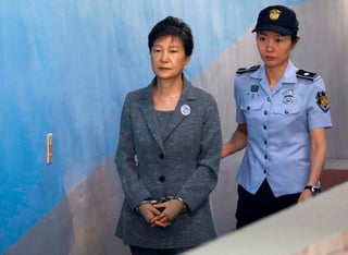 Park presentó su renuncia de recurso ante el Tribunal de Distrito Central de Seúl, el mismo que la condenó a cárcel el 6 de abril. (ARCHIVO)