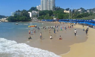 Era el medio día, la franja de arena estaba ya ocupada por los bañistas locales y turistas, cuando desde las rocas, un hombre disparó a otro que se encontraba en la orilla del mar, de acuerdo al reporte policiaco. (ARCHIVO)