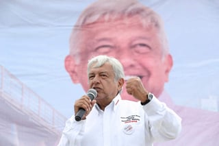 Andrés Manuel López Obrador, candidato de la coalición Juntos Haremos Historia, publicó una historieta en la que critica la construcción del Nuevo Aeropuerto Internacional de México (NAIM). (ARCHIVO)
