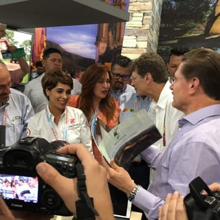 Luego de inaugurar el stand de Durango con el secretario de turismo, Enrique de la Madrid, el gobernador de Durango, José Rosas Aispuro, comentó que el foro es una gran oportunidad para posicionar a Durango más en la parte turística.  (VIRGINIA HERNÁNDEZ)