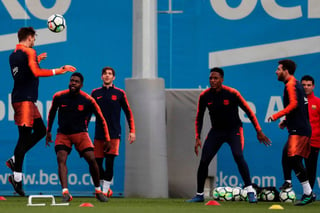El defensa camerunés, Samuel Umtiti (i), el defensa colombiano del FC Barcelona,Yerry Minad (2d), y el delantero argentino Leo Messi (d) durante el entrenamiento del Barcelona para preparar el partido de liga de hoy. (EFE)