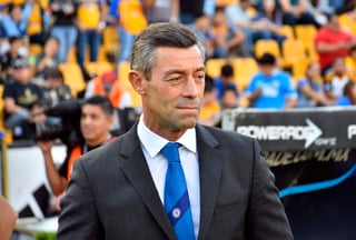 El portugués Pedro Caixinha recibió un par de partidos de suspensión con el Cruz Azul. (Jam Media)