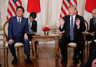 'Hemos empezado a hablar con Corea del Norte directamente, a niveles extremadamente altos', afirmó Trump en presencia del primer ministro de Japón, Shinzo Abe, con quien se reunió en su club privado de Mar-a-Lago, en Palm Beach (Florida). (AP)