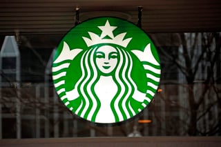 El anuncio del martes se produce después de que los arrestos provocaron protestas y llamamientos en las redes sociales a boicotear a la cadena. Starbucks dice que las tiendas y oficinas corporativas estarán cerradas la tarde del 29 de mayo. (ARCHIVO)